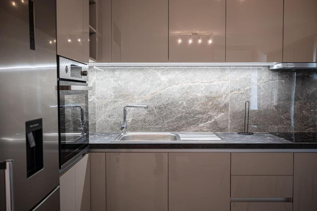 Μεζονέτα Με Θέα Στο Πάρκο Σταύρος Νιάρχος One Apartment Атина Екстериор снимка